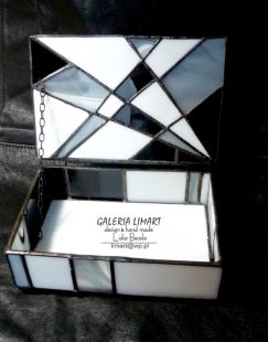 Szklana szkatułka w modnej szarej tonacji wykonana w technice Tiffany